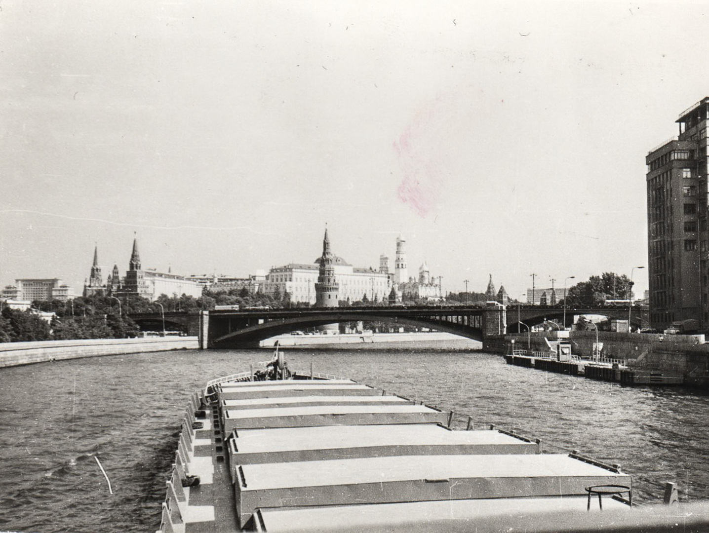 Например, прямо по курсу – Кремль!