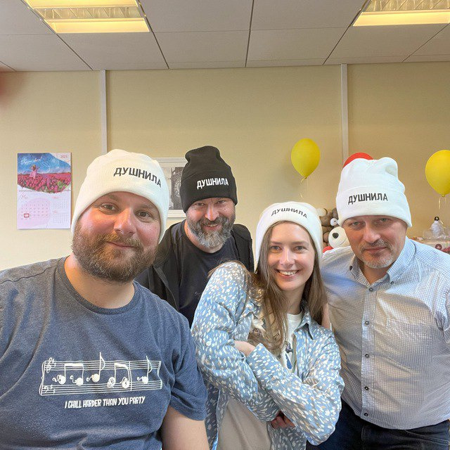 Я тот, что в чёрной шапке – быть душнилой заразно!